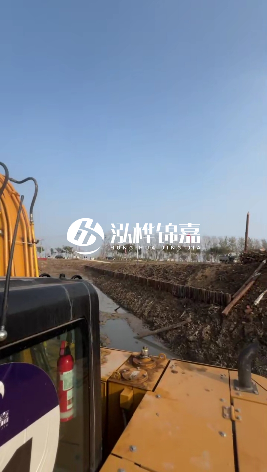 三門峽挖機(jī)打木樁專業(yè)施工-松木樁打樁木價(jià)格含運(yùn)輸成本嗎？