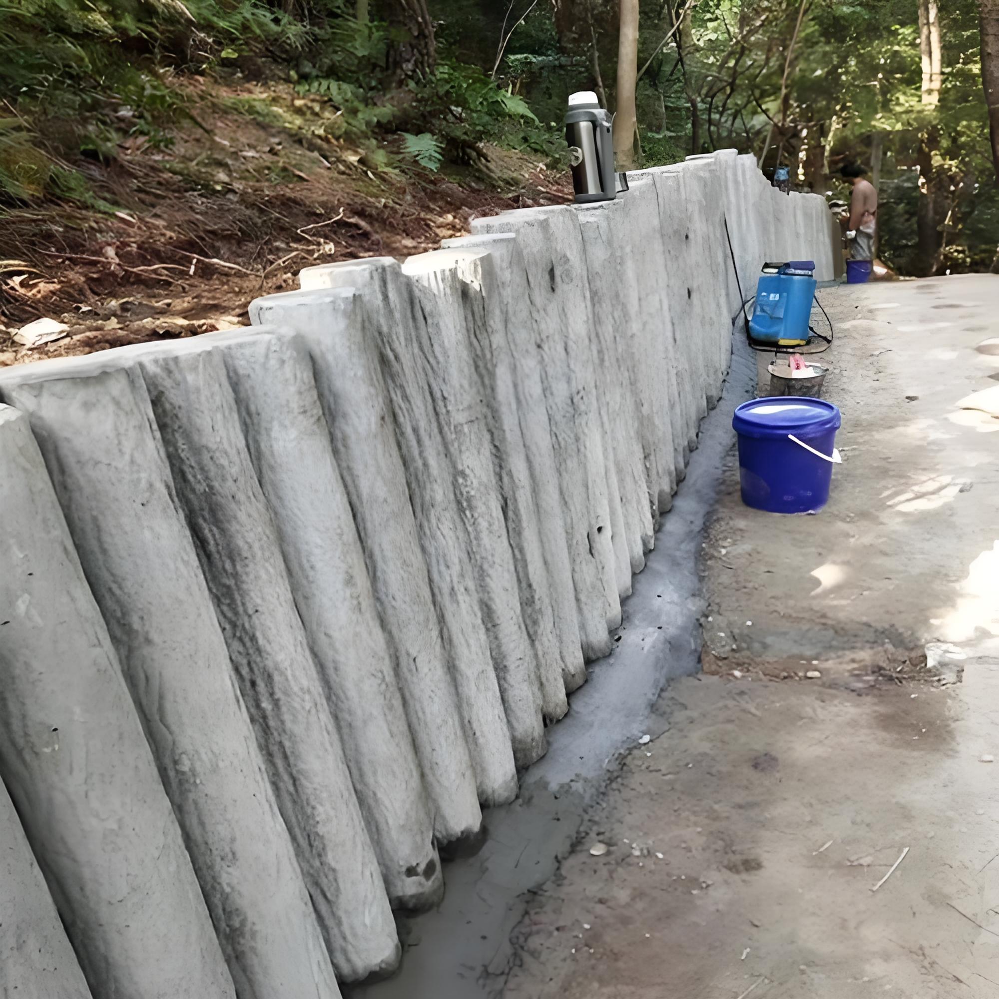 水泥仿木樁施工隊(duì)泓樺錦嘉-水泥仿木樁的防腐性能比真木樁好嗎？